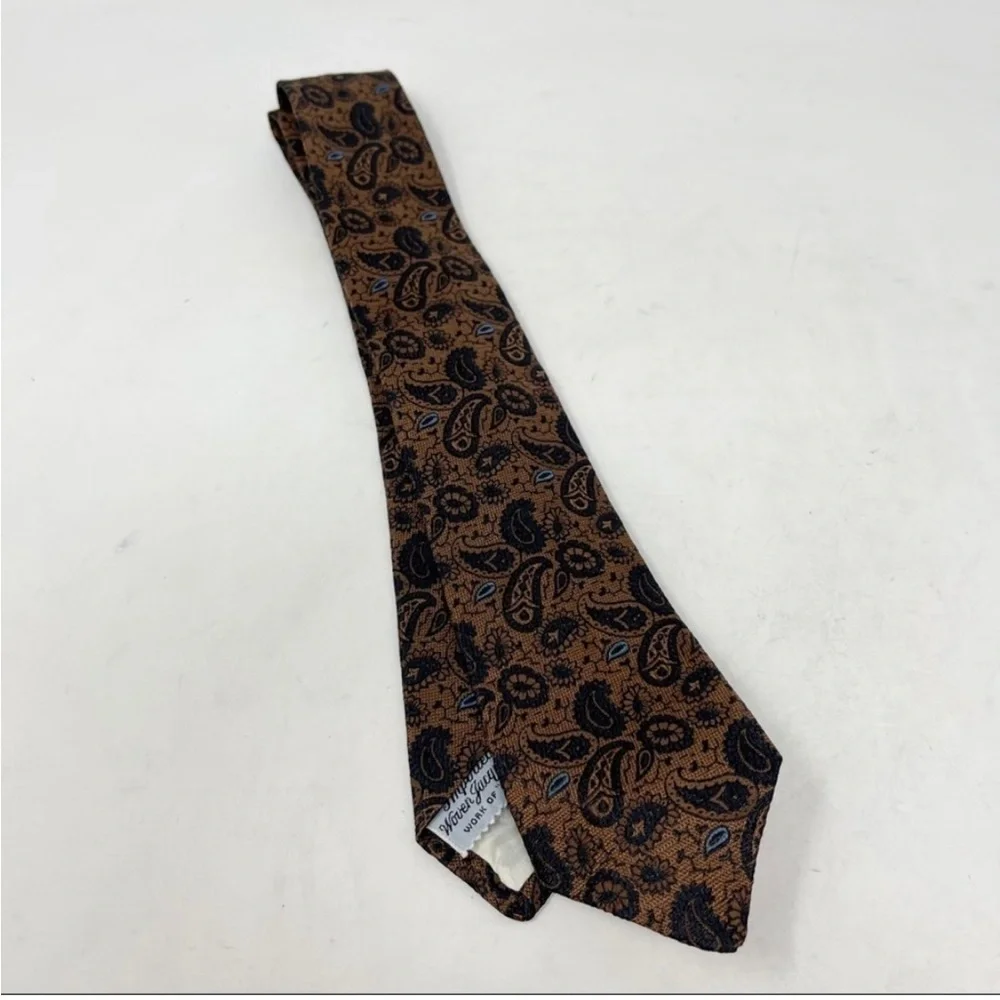 REMBRANDT CLASSICS L.J. CATALDO CO. Franklin & Foxboro Mass. Brown Paisley Tie